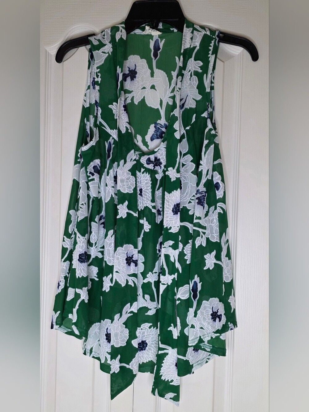 Ember Women's Green/White Floral Sleeveless V-Neck Woven Blouse M